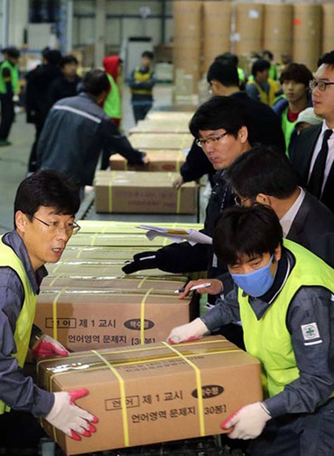 Nhân viên của công ty in ấn Hàn Quốc vận chuyển đề thi dưới sự kiểm soát nghiêm ngặt