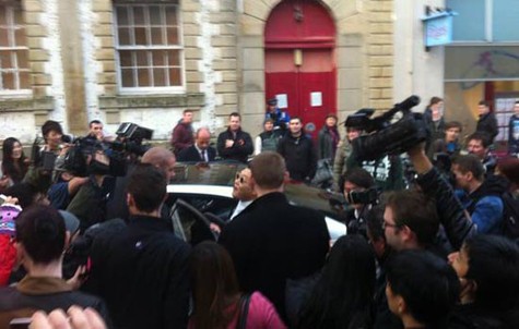 Psy đến Oxford trong sự chờ đón của rất nhiều người hâm mộ