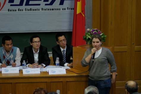 Laure Delair, PCT Hội Sinh Viên Pháp (UNEF) phát biểu tại ĐH