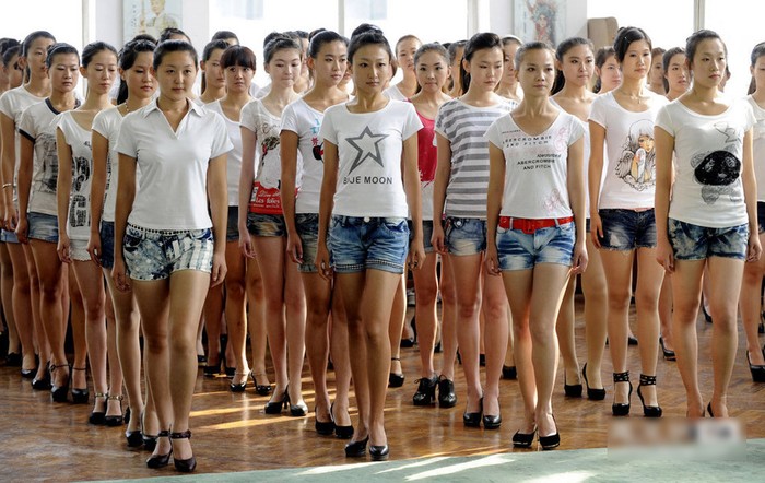 60 nữ SV này được tuyển chọn từ các trường ĐH ở tỉnh Sơn Tây (Trung Quốc) để làm lễ tân tại Hội chợ thương mại và đầu tư Trung Quốc (Expo) 2011, được tổ chức tại thành phố Thái Nguyên, tỉnh Sơn Tây, từ ngày 26 đến 28/9 tới. Các tình nguyện viên có chiều cao đồng đều và thân hình khá chuẩn