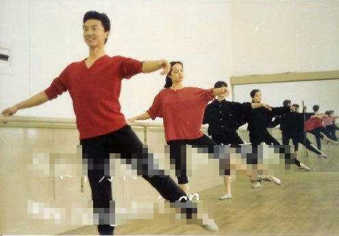 Tưởng Văn Lệ (thứ 2) trong một giờ học múa tại Học viện điển ảnh Bắc Kinh năm 1988.