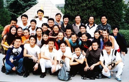 Vương Lạc Đan cùng các bạn học tại Học viện điện Ảnh Bắc Kinh.
