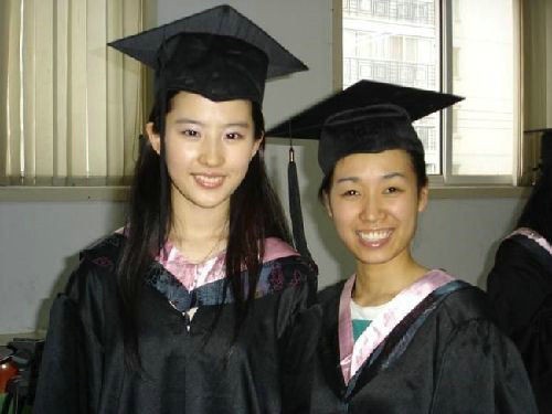 Năm đầu tiên của Lưu Diệc Phi (trái) tại Học viện điện ảnh Bắc Kinh