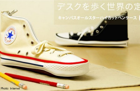 Nhật Bản luôn đi đầu trong lĩnh vực thời trang và công nghệ với những sản phẩm mới lạ và độc đáo. Học sinh Nhật Bản cũng không nằm ngoài trào lưu đó khi họ thích sử dụng những đồ dùng vô cùng lạ mắt. Chiếc hộp đựng bút chì hình chiếc giày mang lại cảm giác mới lạ cho góc học tập.