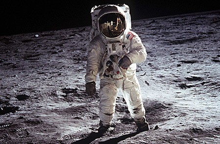 Nhà du hành Neil Armstrong bước xuống Mặt đầu tiên bằng chân trái.