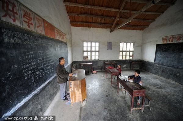 Ông Wang Jinlong, giáo viên kiêm hiệu trưởng, đang giải bài trong lớp chỉ với hai học sinh. Phần lớn trẻ em trong làng đều đã bỏ lên thành phố để học hoặc kiếm sống. Nhưng ông Wang vẫn tiếp tục ở lại để dạy hai học sinh: Li Juncheng (lớp 2) và Yang Nieyuanzhang (chuẩn bị vào lớp 1).