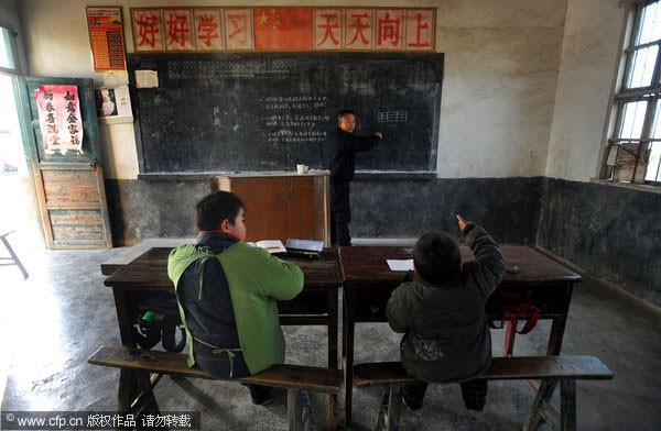 Thày Wang vẫn nhiệt tình giảng bài cho dù lớp chỉ có hai học sinh.