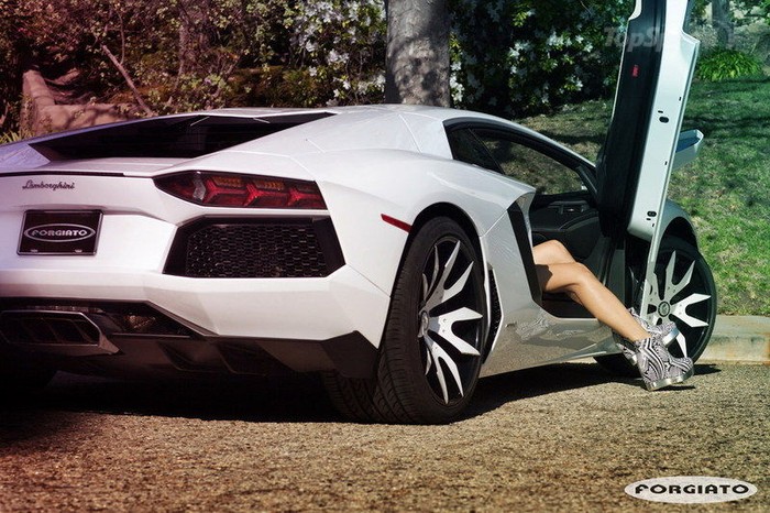 Lamborghini Aventador độ la-zăng đọ dáng cùng người đẹp ảnh 5