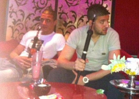 Marouane Chamakh ngồi hút thuốc với người đồng hương Adel Taarabt