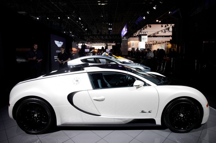 Bugatti Veyron 16.4 Grand Sport được trang bị động cơ 1000 mã lực và có thể đạt tốc độ tối đa 407 km/h. Giá của 1 chiếc siêu xe này là 1,9 triệu USD