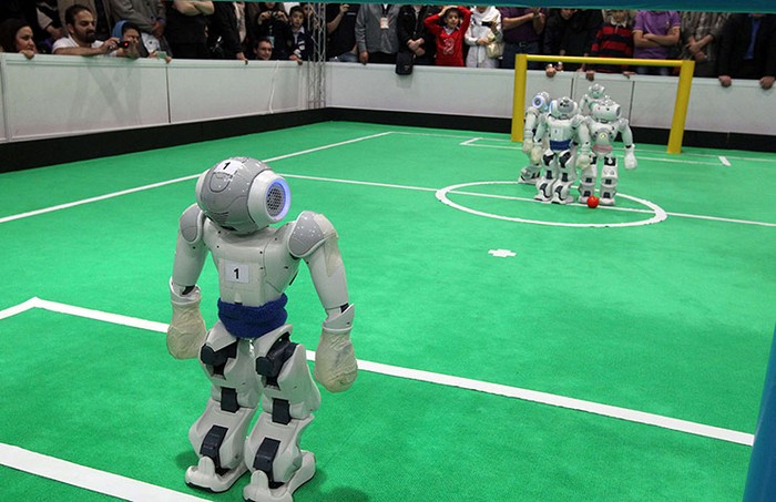 Trận đấu giữa đội tuyển robot của trường đại học Azad (Iran) và đội tuyển robot của trường Amsterdam (Hà Lan)