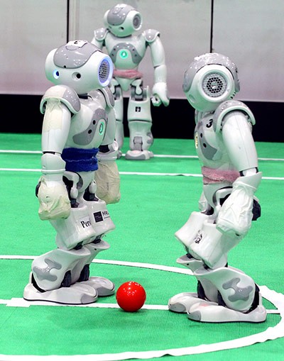 Robot tranh bóng ở khu vực giữa sân.