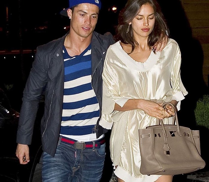 C.Ronaldo dường như rất vui sau khi cùng Irina Shayk rời khỏi nhà hàng sau bữa ăn tối lãng mạn