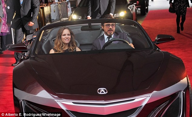 Nam diễn viên Robert Downey Jr đóng vai Tony Stark trong phim ‘Người sắt’ cùng vợ Susan tham dự buổi công chiếu của bộ phim The Avengers trên chiếc siêu xe Acura 2012 trị giá 9 triệu USD.