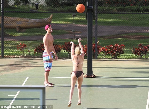 Trong kỳ nghỉ trên hòn đảo Hawaii, nữ diễn viên xinh đẹp Hayden Panettiere đã nổi hứng chơi bóng rổ và tennis trong bộ áo tắm màu nâu vô cùng gợi cảm