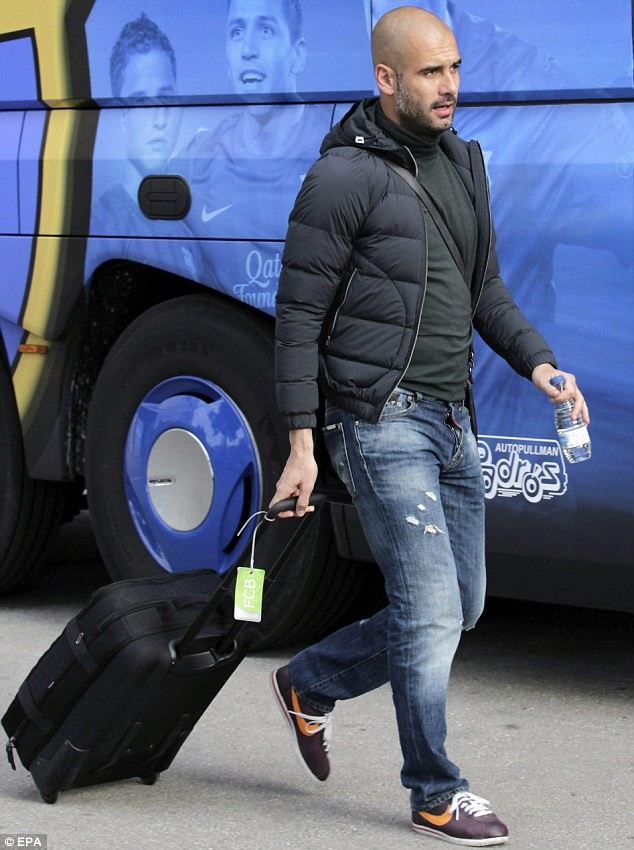 HLV Pep Guardiola cùng Barcelona đến London để chuẩn bị cho trận đấu với Chelsea