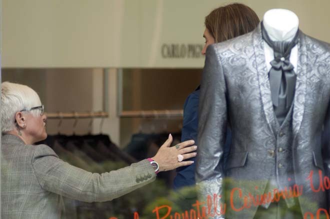 Nhân viên cửa hàng đang tư vấn lựa chọn vest cho Sergio Ramos