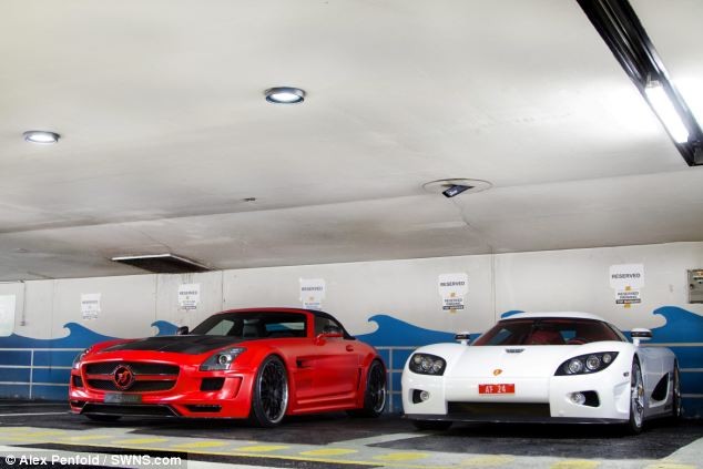 Mercedes SLS Roadster màu đỏ và Koenigsegg CCX màu trắng