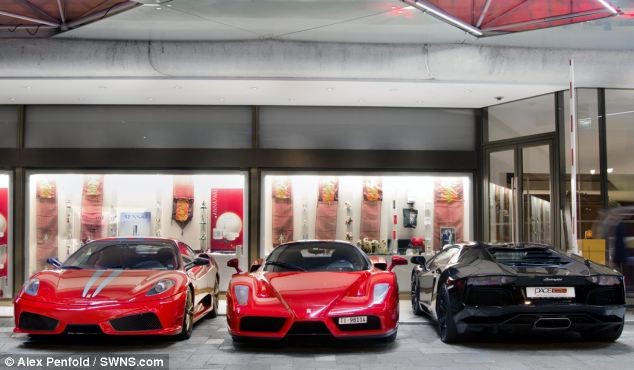 (Trái qua phải): Ferrari F430, Ferrari Enzo và Lamborghini Aventador
