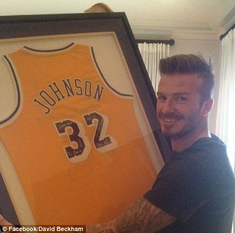 Chiếc áo đấu kèm theo chữ ký của ngôi sao bóng rổ Magic Johnson tặng Beckham