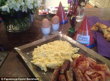 Bữa sáng đặc biệt do 3 cậu nhóc của David Beckham chuẩn bị để mừng sinh nhật bố