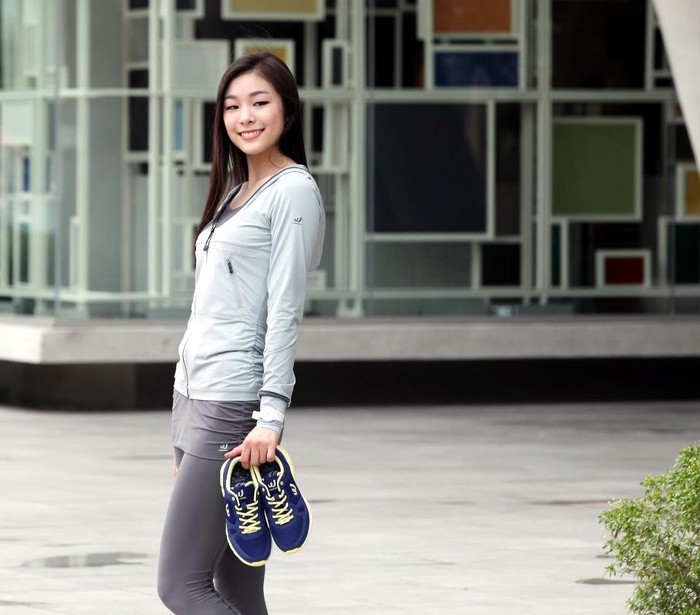 Kim Yuna đầy trẻ trung và xinh tươi trong trang phục thể thao và xách trên tay đôi giày thể thao Prospecs