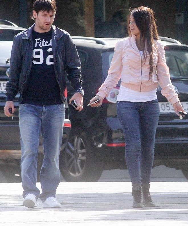 Tâm trạng của Messi dường như không vui trong khi đi ăn trưa với cô bạn gái Antonella ở Barcelona