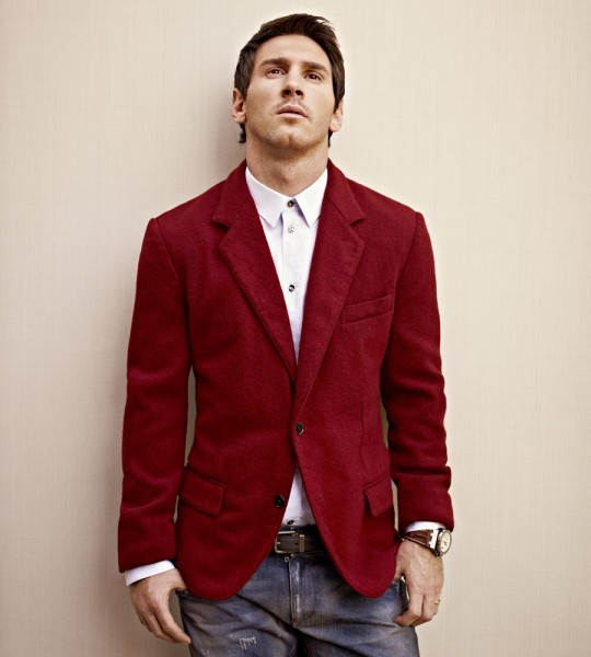 Phong cách trẻ trung và mạnh mẽ với jean và áo vest màu đỏ