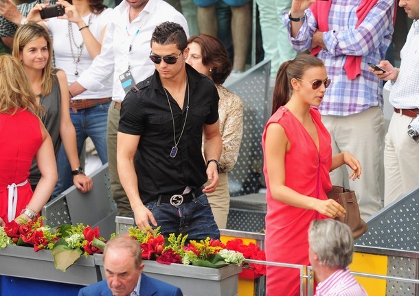 Cristiano Ronaldo và Irina Shayk đã cùng nhau tới xem trận đấu bán kết giữa Roger Federer và Janko Tipsarevic tại giải quần vợt Madrid Open vào hôm qua. Bồ của Ronaldo nổi bật với chiếc váy đỏ