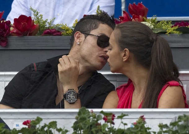Ronaldo và Irina Shayk hôn nhau tình tứ