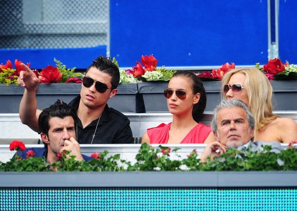Cả Cristiano Ronaldo và Irina Shayk đều đeo kính chống nắng.