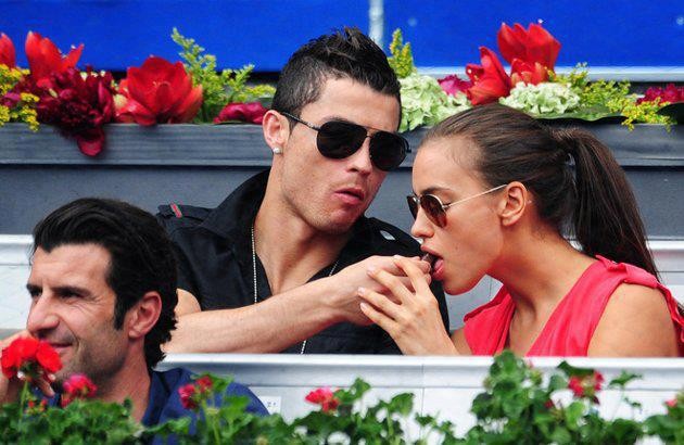 Ronaldo mớm kẹo cho bồ ngay sau lưng người đồng hương Luis Figo