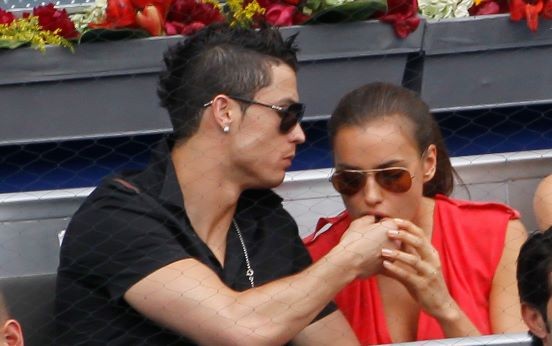 Ronaldo mớm kẹo cho bồ