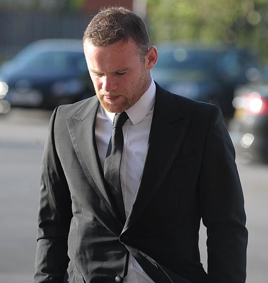 ...và Wayne Rooney không mấy vui vẻ khi tới dự Lễ trao giải cầu thủ xuất sắc nhất năm của Mancheter Unites
