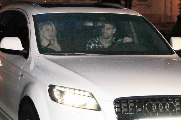 Xua tan tin đồn chia tay, Pique lái xe đua Shakira tới dự tiệc cùng đồng đội ở Barca
