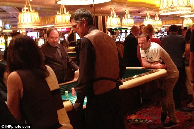 Sau đó, tiền đạo người Anh còn đến casino để xem đánh bia trước khi về khách sạn.