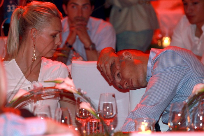 Robben không giấu nổi sự thất vọng trong bữa tiệc của Bayern Munich bởi vì anh chính là cầu thủ sút hỏng một quả phạt đền trong hiệp phụ của trận chung kết. Nếu Robben thực hiện thành công, có lẽ kết quả trận đấu đã khác.