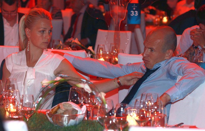 Bà xã Bernadien cũng không biết làm gì hơn để Robben vui vẻ ngoài những cử chỉ an ủi