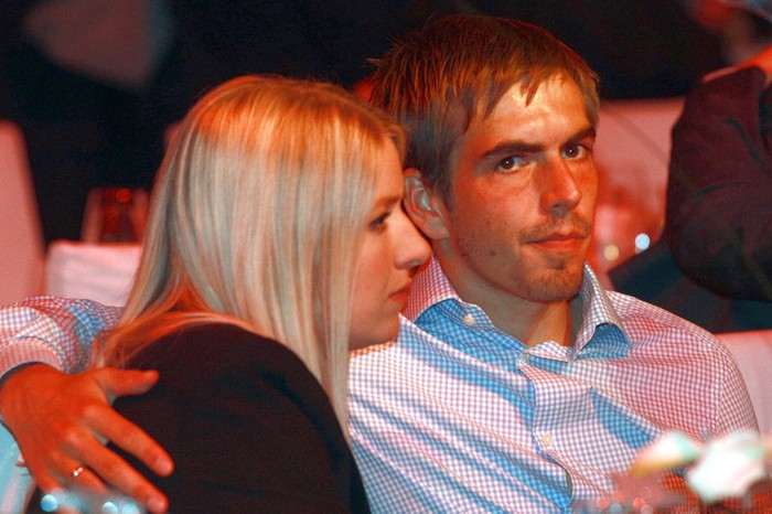 Philipp Lahm cũng không giấu được nỗi buồn khi ngồi cạnh bà xã Claudia trong bữa tiệc