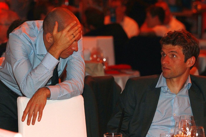 Robben trò chuyện với Thomas Muller