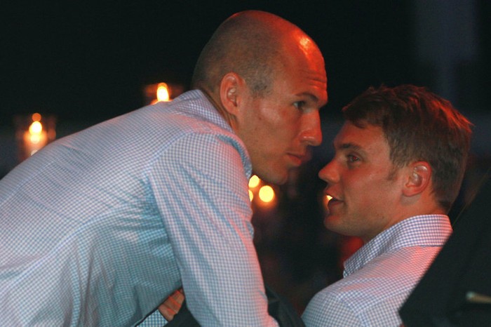 Sau đó, Robben chuyển sang nói chuyện với thủ môn Neuer trong bữa tiệc