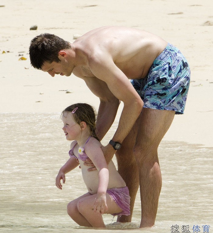 Carrick chơi đùa với con gái Louise trên biển