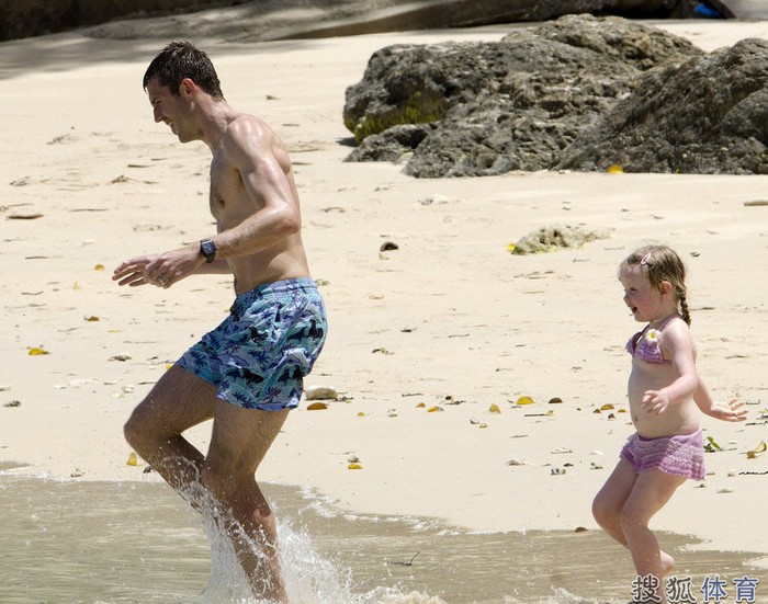 Carrick chơi đùa với con gái Louise trên biển