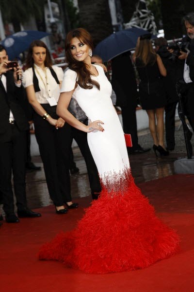 Cheryl Cole diện chiếc váy dạ hội màu trắng kiêu sa được tô điểm với đuôi công màu đỏ lộng lẫy tại buổi công chiếu của bộ phim Amour ở Liên hoan phim Cannes lần thứ 65.