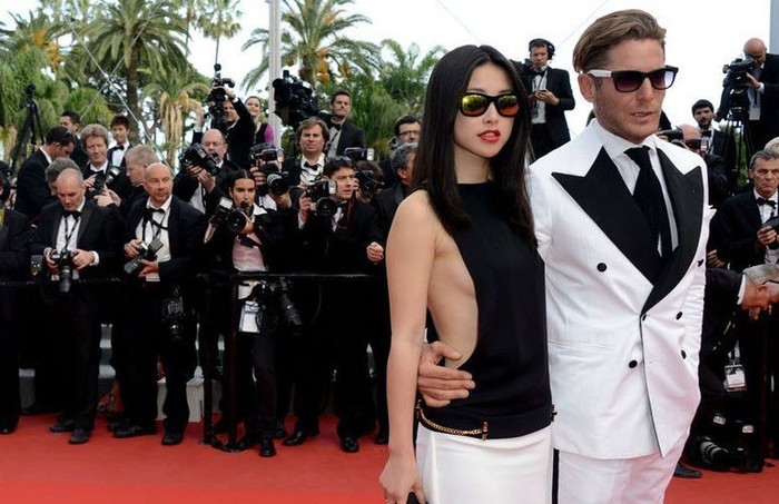 Xuất hiện tại buổi công chiếu bộ phim Madagascar 3: Thần tượng châu Âu ở Liên hoan phim Cannes lần thứ 65 cùng với bạn trai Lapo Elkann, siêu mẫu và diễn viên Zhu Zhu diện chiếc váy màu trang đen khoét lỗ 2 bên sườn táo bạo.