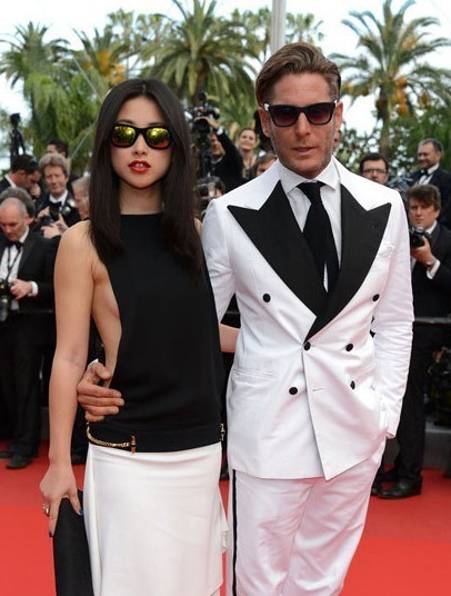 Xuất hiện tại buổi công chiếu bộ phim Madagascar 3: Thần tượng châu Âu ở Liên hoan phim Cannes lần thứ 65 cùng với bạn trai Lapo Elkann, siêu mẫu và diễn viên Zhu Zhu diện chiếc váy màu trang đen khoét lỗ 2 bên sườn táo bạo.