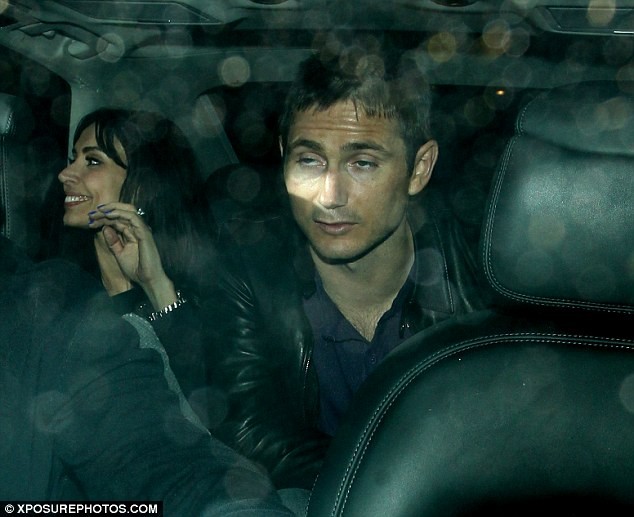 Cặp mắt lơ mơ của Frank Lampard khi lên xe ô tô