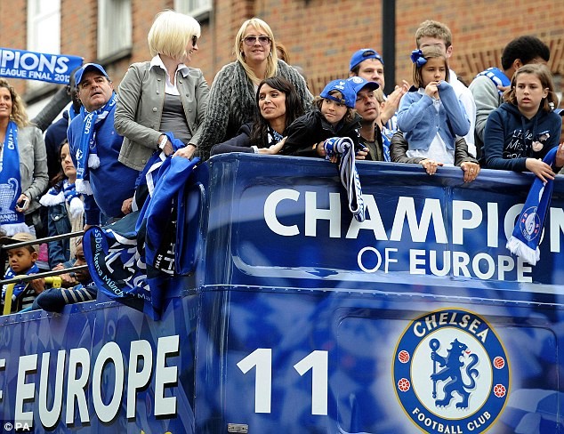 Trước đó, Frank Lampard và vợ sắp cưới diễu hành mừng chiến thắng của Chelsea ở Champions League