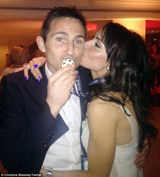 Frank Lampard và Christine Bleakley hôn nhau lãng mạn ngay trong đêm Chelsea giành chức vô địch Champions League
