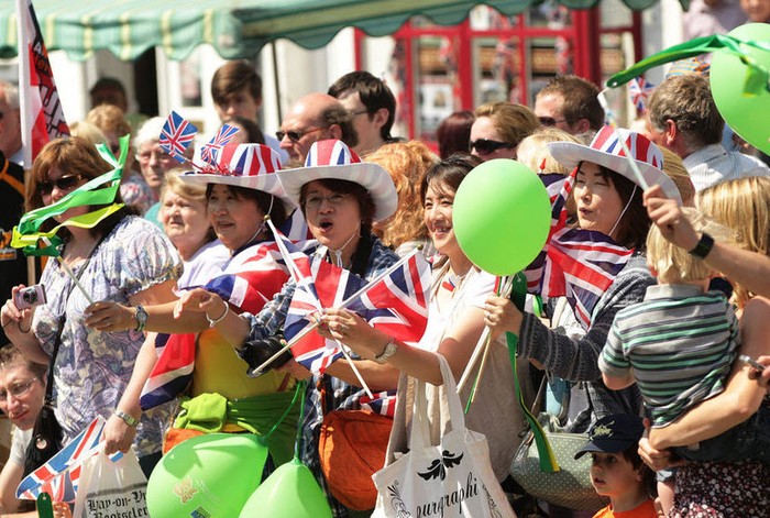 Hàng nghìn người đã tập trung tại thị trấn Swindon để cô vũ cho ngôi của The Bues